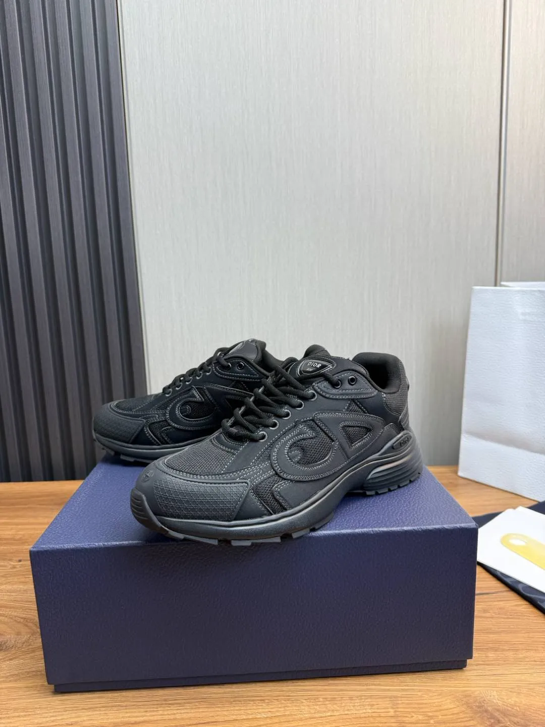 Men's men's shoes💰740💰 Dior's new B30 couple 👫 low-top sneakers, the highest version on the market✅ are carefully made of gray mesh fabric and white technical fabric, decorated with reflective "CD30" graphic logo, and "DIO~B30" and "CD30" logos on the heel and tongue. An extra-light, sculpted rubber sole with signature accents adds style, while internal stretch details create ideal comfort. It can be matched with various casual styles to show the fashionable and modern sports style〰️ Size: 35-40 (customized at 40 for women) 39-45 (customized at 38.45 for men)
